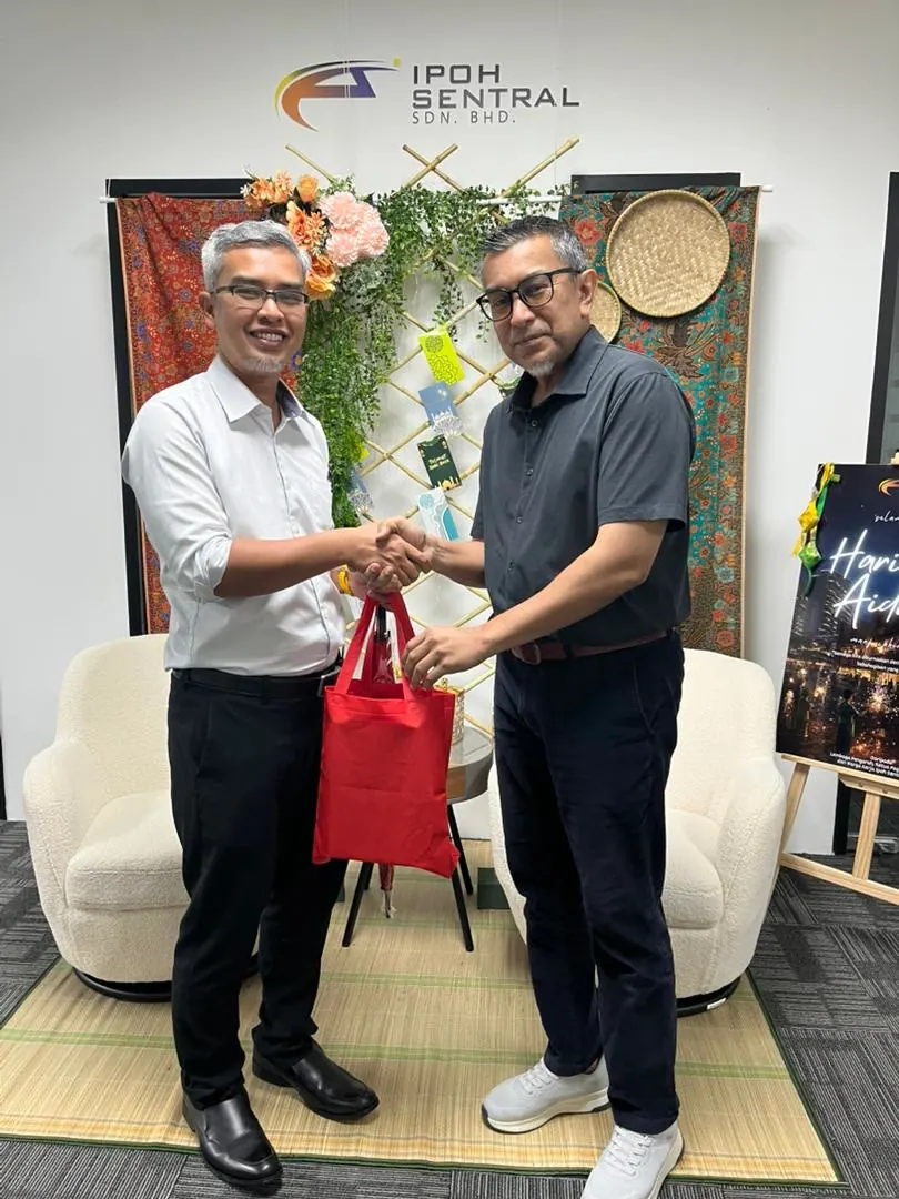 Facilitator receiving a token of appreciation following an Ipoh Sentral engagement