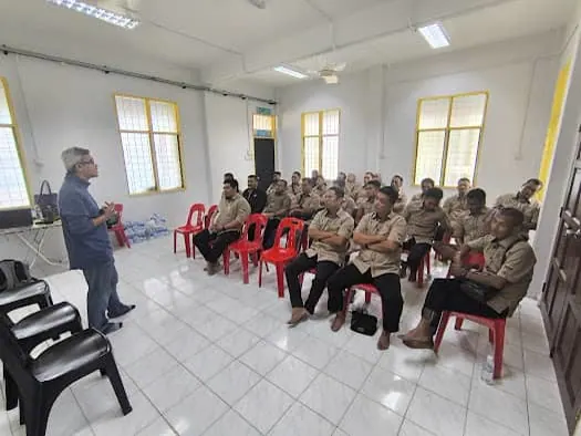 Facilitator leading a small-group session for PEJ Daerah dan Tanah Perak Tengah