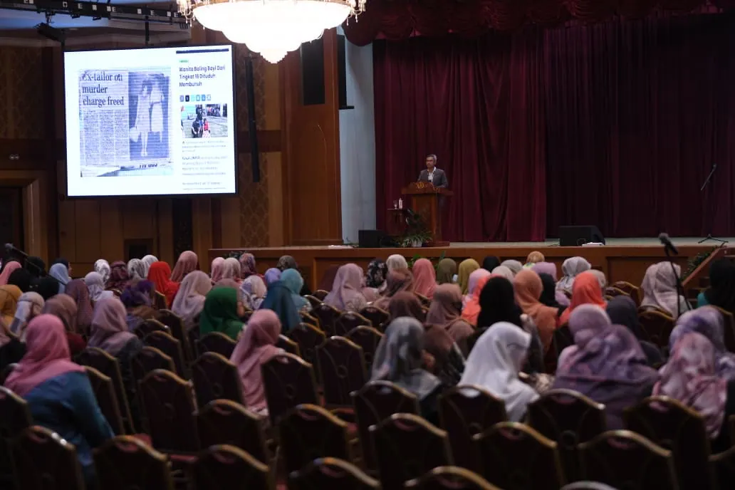 Audience participating in an auditorium session at SUK Perak