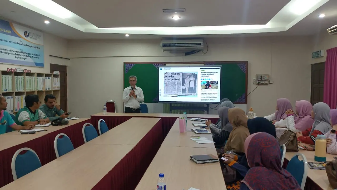 Facilitator leading a workplace learning session